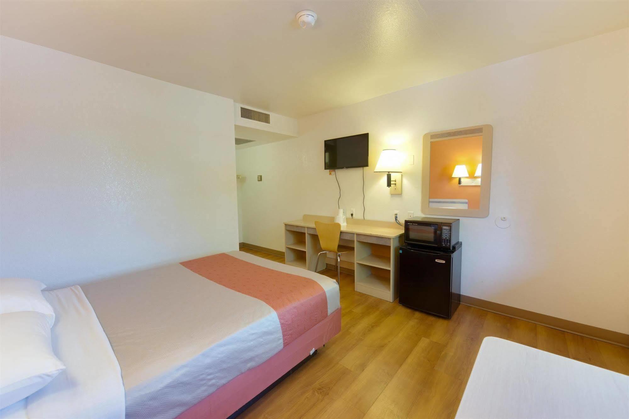 Motel 6 Weed - Mount Shasta Экстерьер фото
